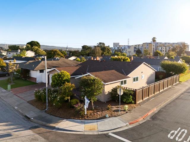 626 Harvester Drive, Foster City CA: https://media.crmls.org/mediaz/9e65bc34-3ecb-498f-9d86-cd0b967b6a48.jpg