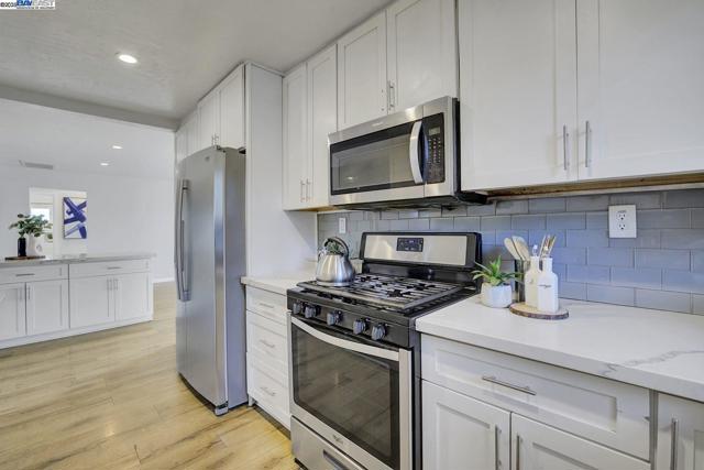 215 Isleton Ave, Oakland CA: https://media.crmls.org/mediaz/9e65e9b9-9380-45d8-9688-8eab7aaf8772.jpg