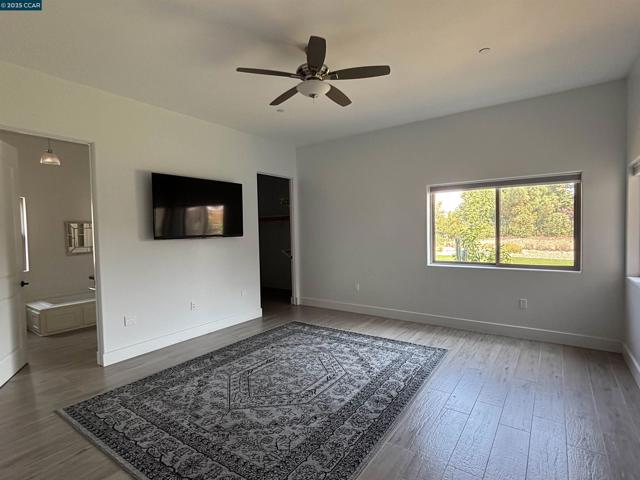 121 Blue Oak Ct, Copperopolis CA: https://media.crmls.org/mediaz/9e666a9a-aa28-431e-bbb2-82cbbe8a82cc.jpg
