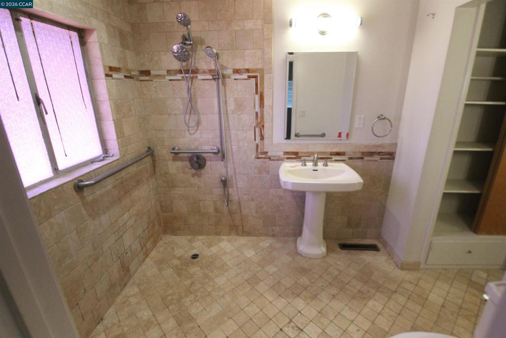https://media.crmls.org/mediaz/9e66e3a8-ae92-4730-9b71-956ae3744096.jpg?preset=X-Large