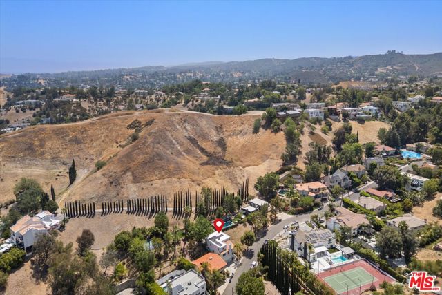 22960 Cass Avenue, Woodland Hills CA: https://media.crmls.org/mediaz/9e67a442-99a6-47e4-94c9-cbf952f8e3db.jpg