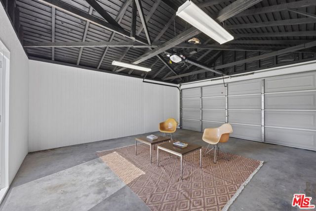 3908 Bentley Avenue, Culver City CA: https://media.crmls.org/mediaz/9e682d85-a74e-4286-adab-1619715d200e.jpg