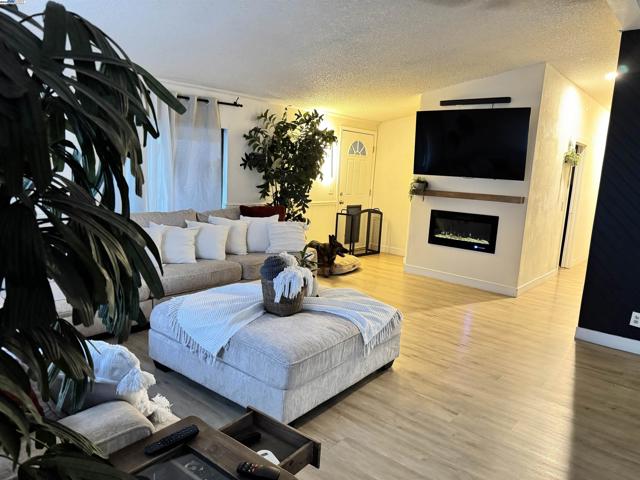 14 Blue Teal Ct, Lodi CA: https://media.crmls.org/mediaz/9e6a17a6-516b-47eb-a2ea-599dbecbb8ac.jpg