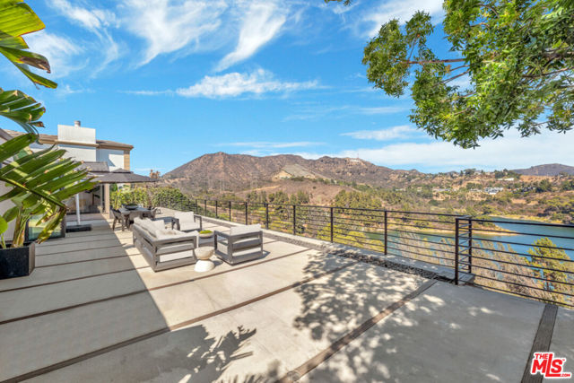 2960 LAKERIDGE Drive, Los Angeles CA: https://media.crmls.org/mediaz/9e6a1c55-a328-48d6-b384-82dc0e159e24.jpg