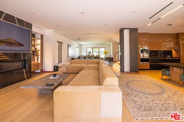 2717 Motor Avenue, Los Angeles CA: https://media.crmls.org/mediaz/9e6a9421-8028-4d30-a0ee-7ac9ad9839f3.jpg