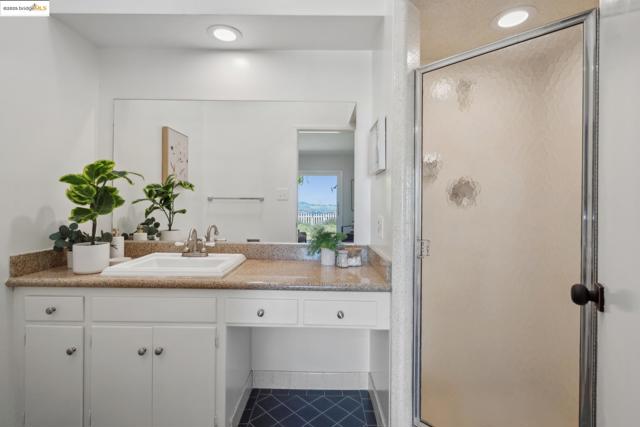 6824 Wilton Dr, Oakland CA: https://media.crmls.org/mediaz/9e6b5996-d69d-4c23-bda8-7f7396793aae.jpg