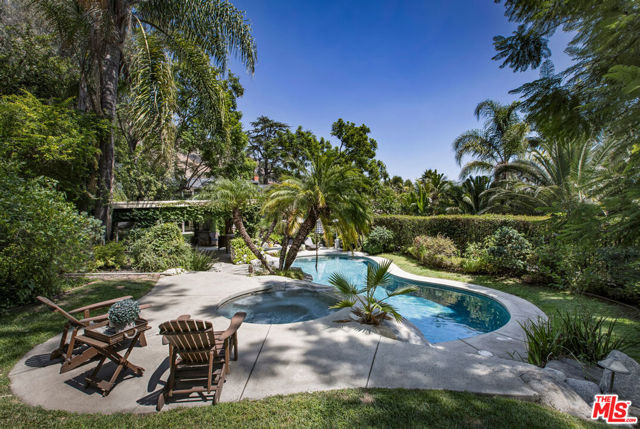 2555 N Altadena Drive, Altadena CA: https://media.crmls.org/mediaz/9e6b8e3e-7cb5-454a-946e-69df479fb0be.jpg