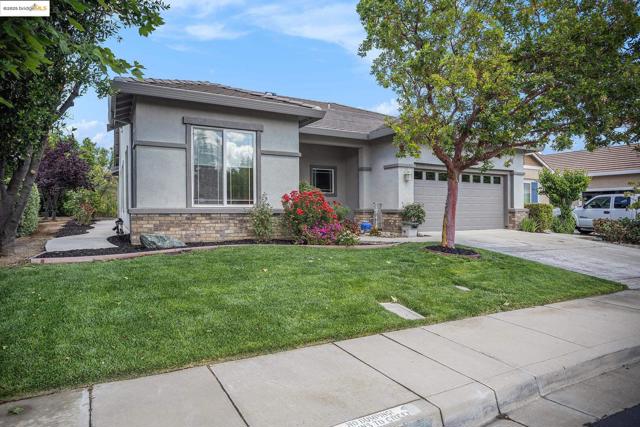 1012 Centennial Drive, Brentwood CA: https://media.crmls.org/mediaz/9e6ca5a6-dbbc-491d-9af7-390bd209afd1.jpg
