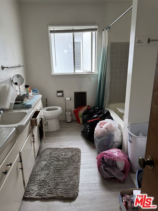 231 California Avenue, Santa Monica CA: https://media.crmls.org/mediaz/9e6d610a-b849-4e72-8f71-548fb9552dcc.jpg