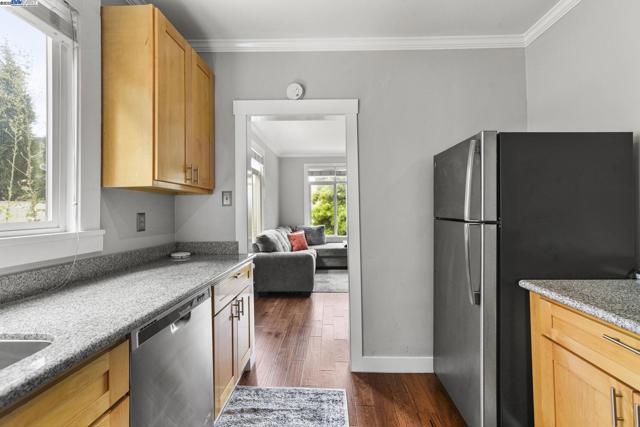 1925 Leavenworth St, San Francisco CA: https://media.crmls.org/mediaz/9e6d6b68-4314-4f17-ba16-1c85bcbe475b.jpg