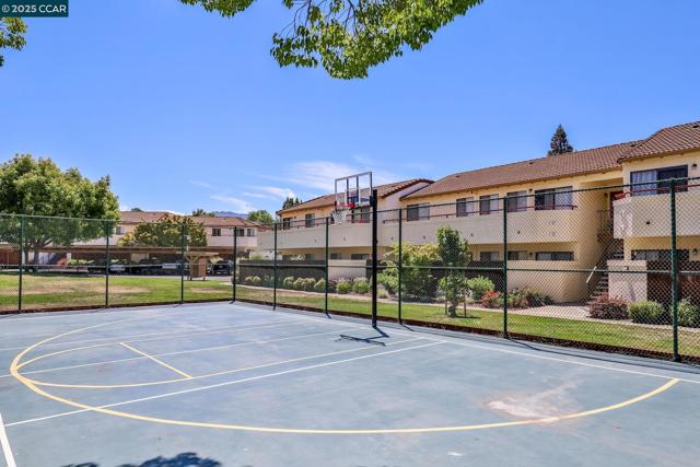 5095 Valley Crest Dr, Concord CA: https://media.crmls.org/mediaz/9e6d75ec-64f1-44b5-b8bd-775bce8cbe78.jpg