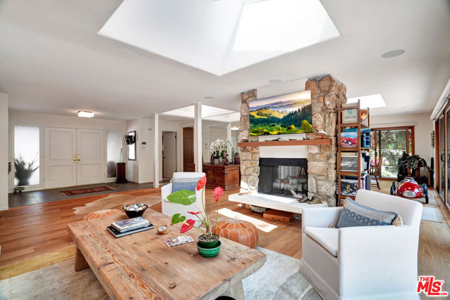 30612 Sicomoro Drive, Malibu CA: https://media.crmls.org/mediaz/9e6d85da-5428-463a-8f9f-f602cd35d929.jpg