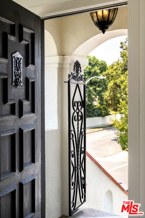 502 Smithwood Drive, Beverly Hills CA: https://media.crmls.org/mediaz/9e6dbcdd-ff0e-41dc-aac8-fb65cd8425c9.jpg