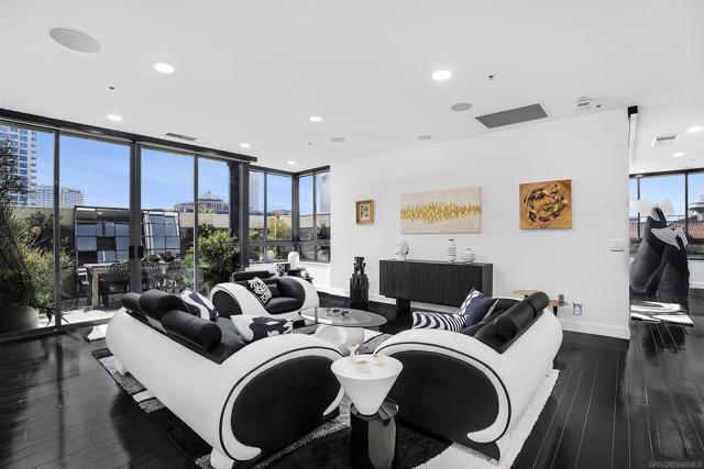 700 Front St, San Diego CA: https://media.crmls.org/mediaz/9e6dbd0e-d4d3-48c8-af19-bd9de16a06db.jpg