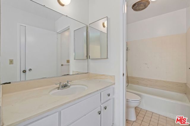 1021 North Crescent Heights Boulevard, 205 photo 6
