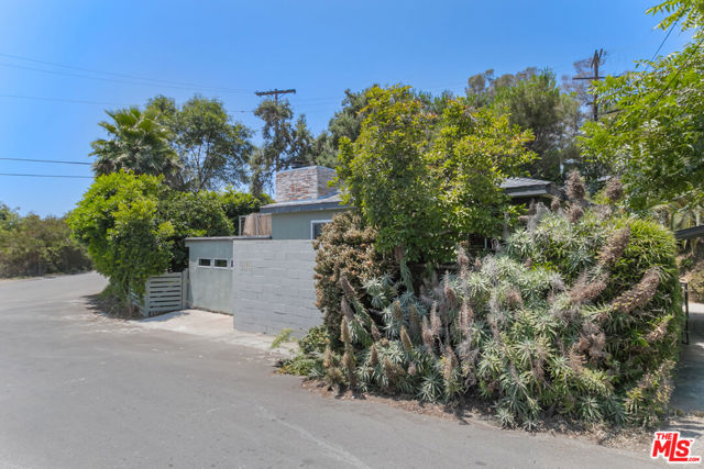 905 Pine Grove Avenue, Los Angeles CA: https://media.crmls.org/mediaz/9e6ef20d-7c64-4cfa-bf1d-7263e1db67d2.jpg