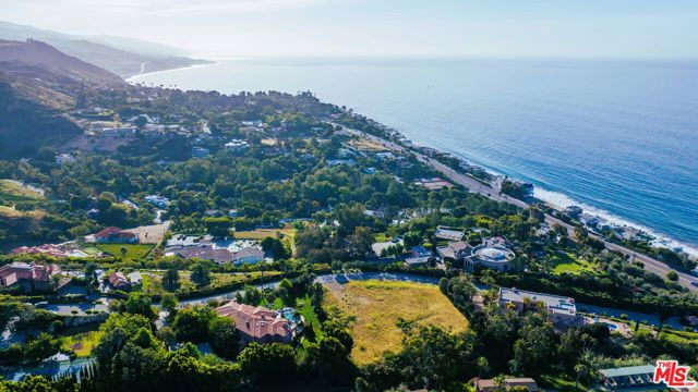 6435 Meadows Court, Malibu CA: https://media.crmls.org/mediaz/9e6f1665-60e2-4bec-9b29-9c9ba566d635.jpg