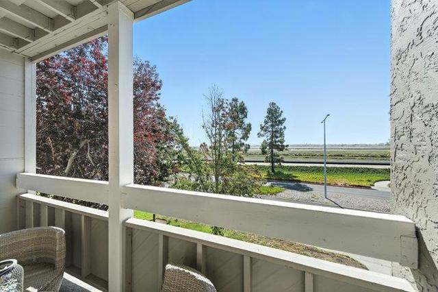 1051 Beach Park Boulevard, Foster City CA: https://media.crmls.org/mediaz/9e6f2ba8-c5a0-4c83-a5e9-881a9573205c.jpg