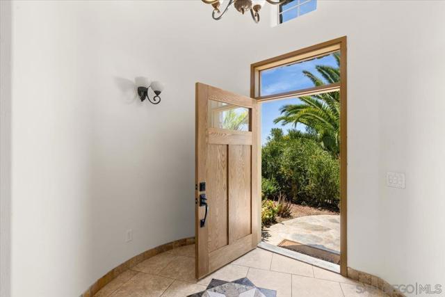 2342 CARIOCA PL, Vista CA: https://media.crmls.org/mediaz/9e6f85d8-e577-45eb-8023-74863264c8cf.jpg