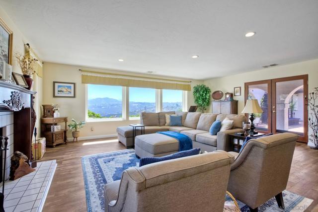 2064 Santa Margarita Dr., Fallbrook CA: https://media.crmls.org/mediaz/9e712efc-9ad7-44ae-b4d5-34c726057e57.jpg