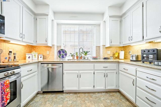 1586 Tucker St, Oakland CA: https://media.crmls.org/mediaz/9e720485-ded0-461c-bb30-b6126a8f95a1.jpg