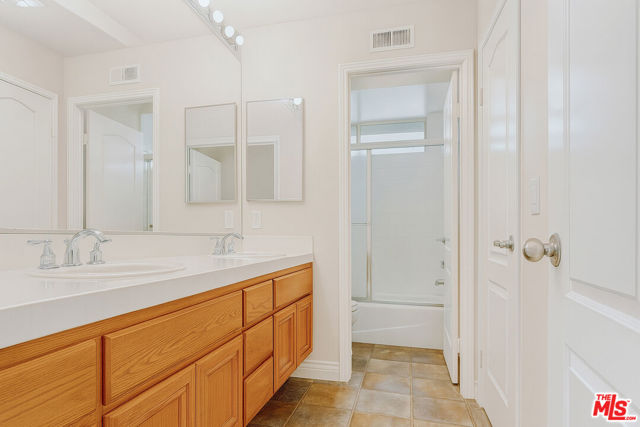27350 Landon Place, Valencia CA: https://media.crmls.org/mediaz/9e728cca-837f-434c-b66d-93d5fd394fe1.jpg