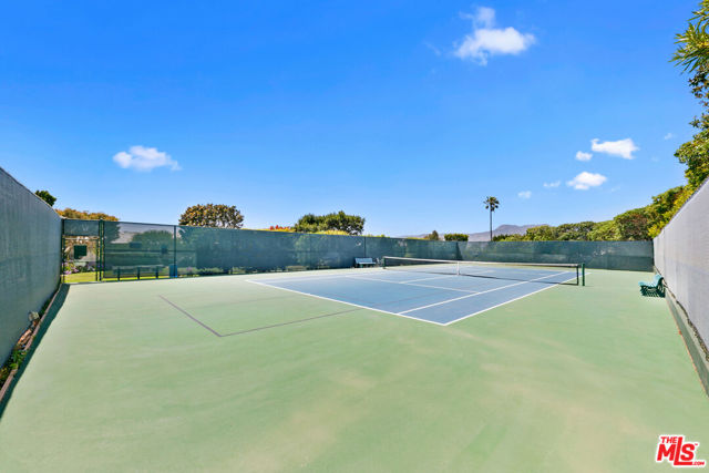 29672 Zuma Bay Way, Malibu CA: https://media.crmls.org/mediaz/9e742b02-7ed2-4da5-b1c9-68d826cb8639.jpg