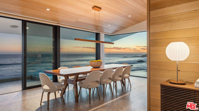 31388 Broad Beach Road, Malibu CA: https://media.crmls.org/mediaz/9e747d53-32ef-46c9-8f52-84bb397d052a.jpg