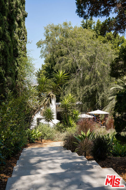864 Sanborn Avenue, Los Angeles CA: https://media.crmls.org/mediaz/9e75c3c9-e7c8-4234-a58b-98c243f92800.jpg
