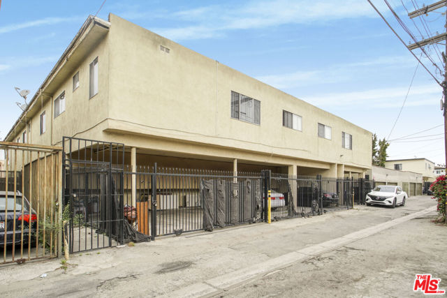 2038 S Holt Avenue, Los Angeles CA: https://media.crmls.org/mediaz/9e7645c7-aeca-4a5e-b17b-750abaa15761.jpg