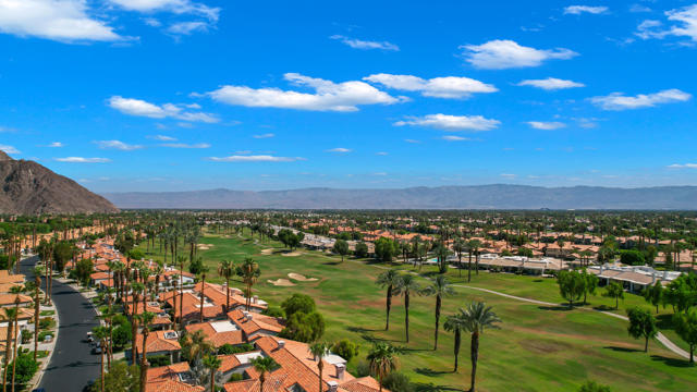 55730 Riviera, La Quinta CA: https://media.crmls.org/mediaz/9e76c106-f1d4-426e-9ad0-4527e666091d.jpg