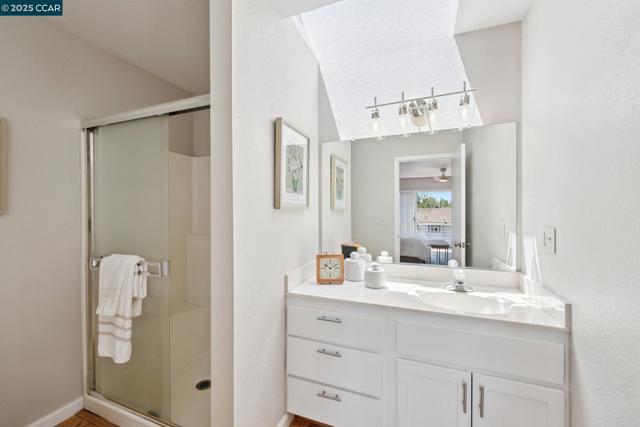 1017 45Th St, Emeryville CA: https://media.crmls.org/mediaz/9e77723b-60e9-4b0e-a176-9247aa134a28.jpg