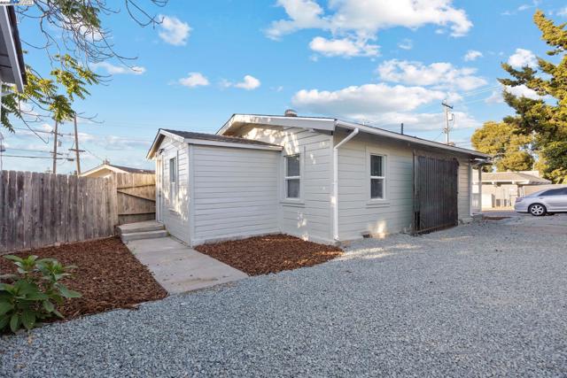 1385 Palm Ave, Martinez CA: https://media.crmls.org/mediaz/9e7774b8-854b-4996-8c53-5974aeb6329a.jpg