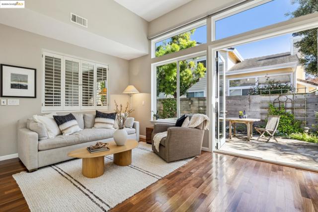 26 Farallon Ct, Richmond CA: https://media.crmls.org/mediaz/9e77b0d8-b7d1-412d-a7a9-df95f8e06a21.jpg