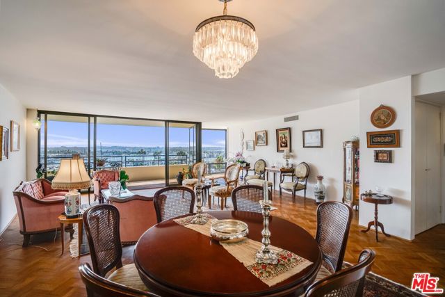 4335 S Marina City Drive, Marina del Rey CA: https://media.crmls.org/mediaz/9e78a746-42d6-4c37-b4bf-9538edd83980.jpg