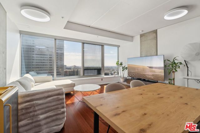 1155 S Grand Avenue, Los Angeles CA: https://media.crmls.org/mediaz/9e7a144e-95a7-4ddd-b67d-ebd4c9d8e3c1.jpg