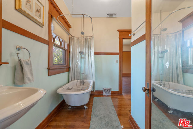 1049 Elden Avenue, Los Angeles CA: https://media.crmls.org/mediaz/9e7aa482-21c3-4a8c-8042-63dda94da113.jpg