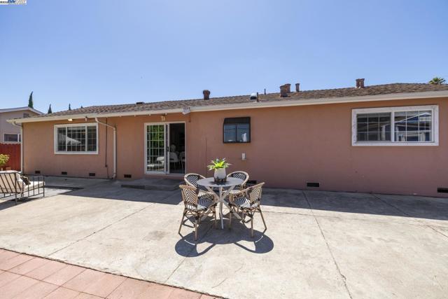 2435 Catalpa Way, Hayward CA: https://media.crmls.org/mediaz/9e7b2530-5b5b-46bb-8552-2d2f43c37062.jpg