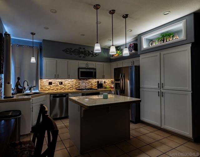 838 Masters Dr, Oceanside CA: https://media.crmls.org/mediaz/9e7c397a-5a05-442b-a4df-52774d3ee0e0.jpg
