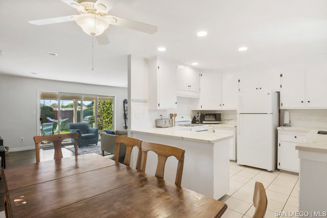 8365 Lake Adlon DR, San Diego CA: https://media.crmls.org/mediaz/9e7d0491-ea2e-4845-ac97-a77d9c4b9eb2.jpg