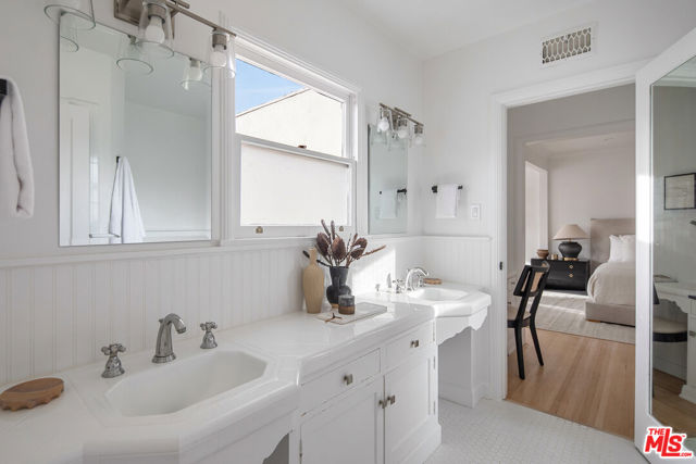 625 N Sierra Drive, Beverly Hills CA: https://media.crmls.org/mediaz/9e7d86f0-3e3c-4ea0-b08d-3e551fbed4de.jpg