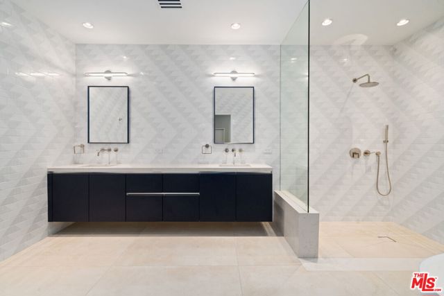 160 N La Peer Drive, Beverly Hills CA: https://media.crmls.org/mediaz/9e7de193-8f75-4cdd-b5ac-f43cb087d28d.jpg