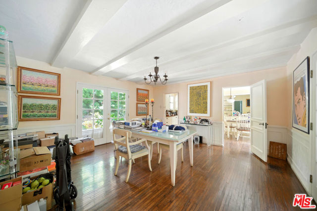 602 N Crescent Drive, Beverly Hills CA: https://media.crmls.org/mediaz/9e7e3b15-86b5-4fdf-bf6d-2723186ed5c6.jpg