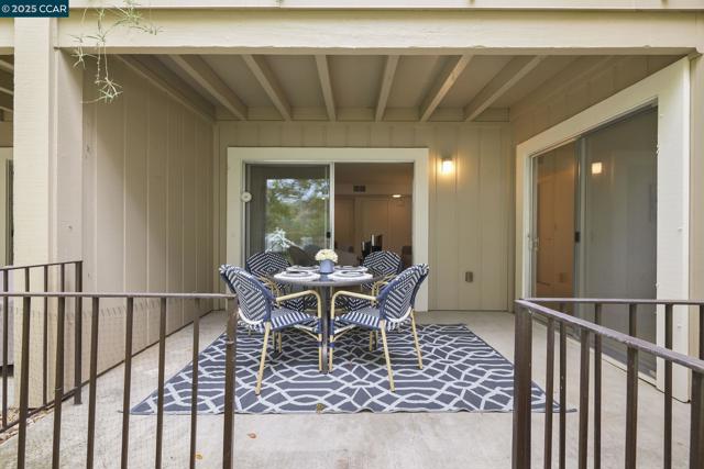 975 Terra California Dr, Walnut Creek CA: https://media.crmls.org/mediaz/9e7ea1b9-9dd4-464e-a5c2-e72dfaaaf134.jpg