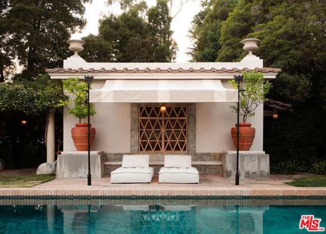 Pool house