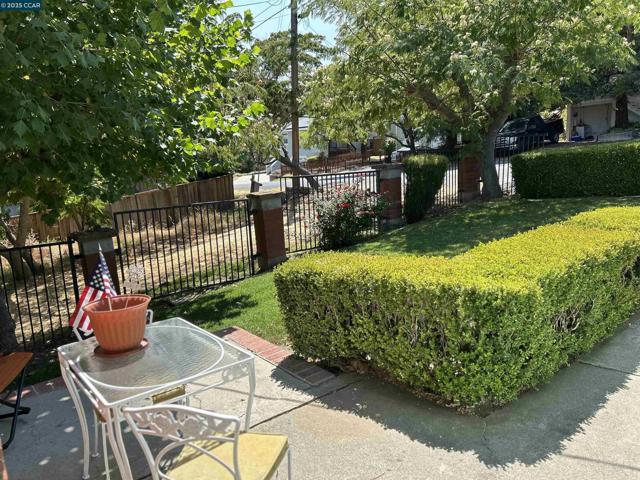 826 Veale, Martinez CA: https://media.crmls.org/mediaz/9e7ef70d-9a94-4b03-a511-5cd8e490a1ba.jpg