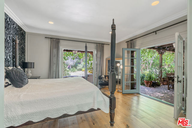 809 S Muirfield Road, Los Angeles CA: https://media.crmls.org/mediaz/9e7f11a5-4de0-4352-820b-c277a2c9426c.jpg