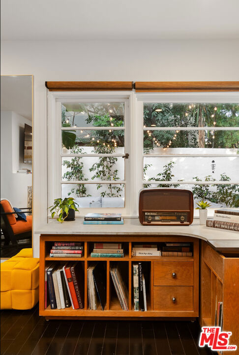 https://media.crmls.org/mediaz/9e7f310d-d725-4c0b-8f54-19805679118e.jpg?preset=X-Large