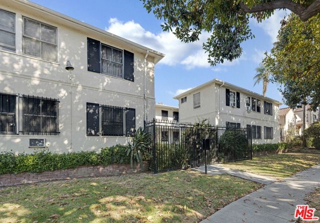 1200 S Citrus Avenue, Los Angeles CA: https://media.crmls.org/mediaz/9e7fb568-ff8d-4c29-a188-7ab2f022bcaf.jpg
