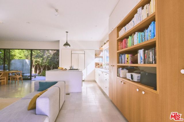 906 Superba Avenue, Venice CA: https://media.crmls.org/mediaz/9e7ff3fb-ecb5-44a9-bbd5-143198918f37.jpg